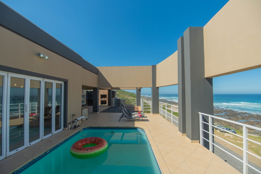 6 Bedroom Property for Sale in Beachview Eastern Cape